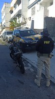 Na Dutra, PRF detém motociclista inabilitado com veículo sem placa de identificação