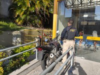 No RJ, PRF recupera motocicleta adulterada circulando sem placa na BR-040