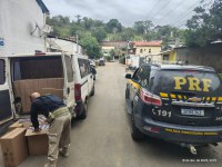 PRF apreende mais de 50 mil maços de cigarros em Petrópolis (RJ)