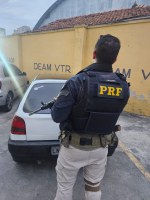 PRF intercepta carro com registro de furto na Dutra