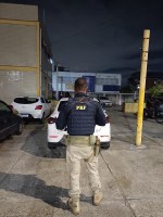 PRF intercepta carro com registro de roubo na Dutra