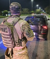 PRF intercepta carro roubado na Av. Brasil