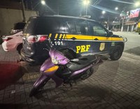 PRF recupera motocicleta furtada na BR-116 em Duque de Caxias