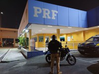 PRF recupera motocicleta roubada e prende dois homens na Via Dutra