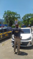PRF recupera veículo clonado na BR-101, em Mangaratiba