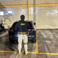 PRF recupera veículo roubado na Dutra