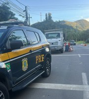PRF flagra caminhão com placa clonada em Três Rios