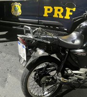 Motocicleta roubada é recuperada na Rodovia Rio-Magé