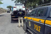 PRF recupera carro furtado após criminosos atirarem contra os policiais em São Gonçalo