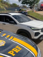Em Campos dos Goytacazes, PRF recupera carro roubado