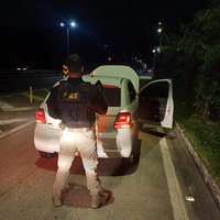 Em São Gonçalo, PRF recupera carro roubado