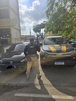 PRF recupera carro roubado em São João de Meriti