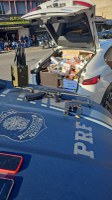 Após troca de tiros, PRF apreende carga de cigarro em Duque de Caxias