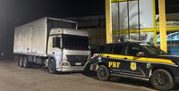 PRF apreende caminhão com peças de veículos roubados no RJ