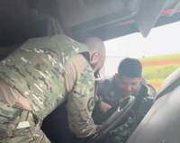 PRF auxilia em salvamento de motorista acidentado na Dutra
