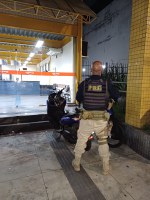 PRF prende condutor de motocicleta não habilitado após fugir da fiscalização