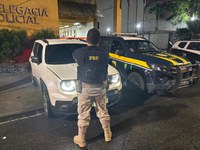 Após fuga, PRF recolhe carro abandonado em São João de Meriti