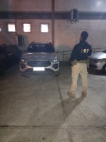 Carro roubado em Nova Iguaçu é recuperado na Dutra