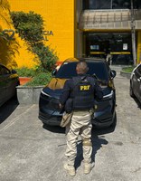 PRF apreende carro adulterado em Duque de Caxias