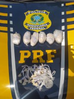 PRF apreende centenas de "pinos" de cocaína em Petrópolis