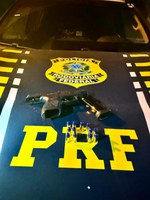 PRF apreende arma de fogo de uso restrito na BR-493, em Japeri