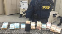 PRF apreende R$ 50 mil e prende suspeito de integrar facção criminosa no RJ