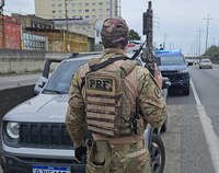 PRF recupera carro roubado há quase um ano na Zona Oeste do Rio