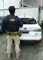 Carro furtado é recuperado no Rio de Janeiro