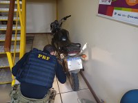 Em Italva, motocicleta com elementos identificadores suprimidos é apreendida pela PRF