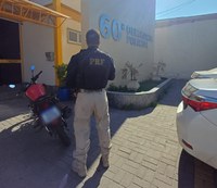 PRF flagra motocicleta com placa de outro veículo