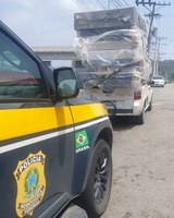 PRF intensifica fiscalização do transporte irregular de cargas na Dutra