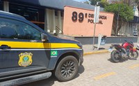 Motocicleta com sinais de adulteração é recuperada na BR-116, em Resende/RJ