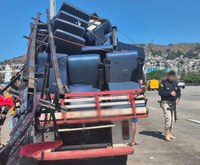 PRF apreende veículo com carga excedente e motorista acaba preso na Ponte Rio-Niterói