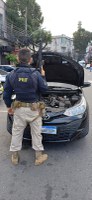 PRF intercepta condutor com carro roubado na Av. Brasil