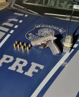 PRF prende homem em flagrante com arma de fogo e rádio comunicador na Dutra, em Nova Iguaçu /RJ