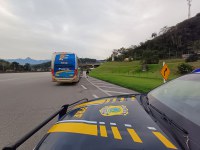 PRF realiza ação educativa em veículos de transporte coletivo na Baixada Fluminense