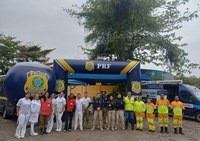 PRF realiza ação educativa para motoristas de veículos de carga em Barra Mansa