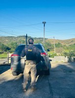 PRF recupera carro com registro de roubo em Rio Bonito