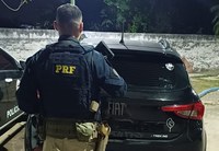 PRF recupera carro roubado há cerca de um mês no RJ