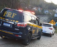 PRF recupera veículo roubado e prende dois suspeitos em Teresópolis