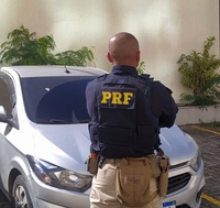 Carro roubado que circulava com placa clonada é recuperado na BR-101