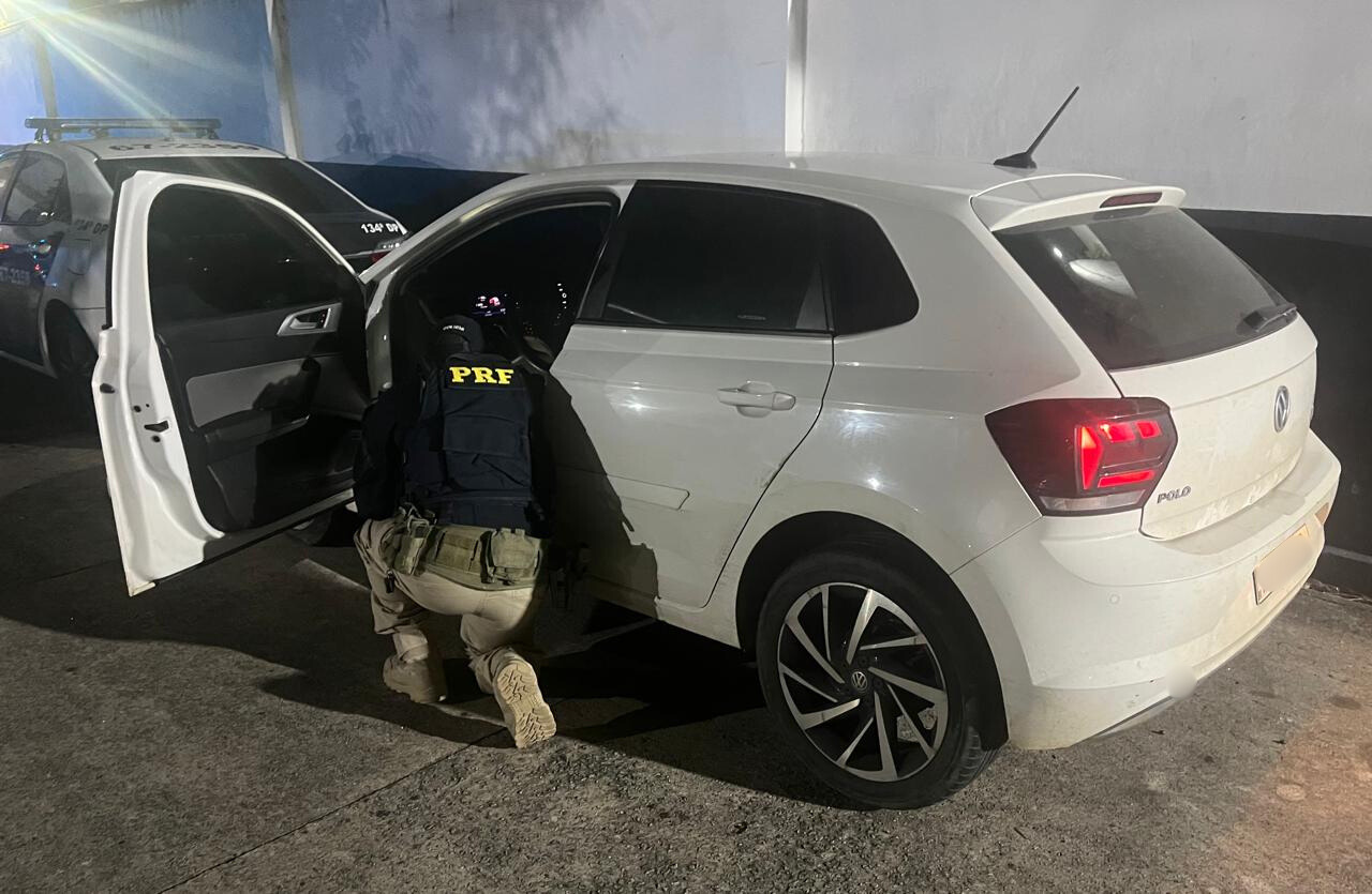 Em Campos dos Goytacazes, PRF recupera automóvel roubado