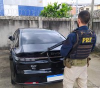 No Rio de Janeiro, PRF recupera automóvel roubado