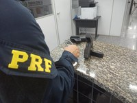 PRF prende homem por porte ilegal de arma de fogo de uso restrito no Norte Fluminense