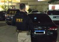 PRF recupera carro roubado e prende foragido da justiça no RJ