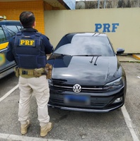 PRF recupera veículo roubado na Dutra