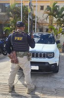 Na Pavuna, PRF recupera veículo roubado