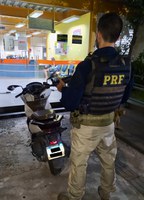 PRF apreende motoneta adulterada em Nova Iguaçu