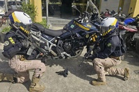 PRF prende dois homens por porte ilegal de arma de fogo em Seropédica