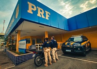 PRF recupera motocicleta roubada durante fiscalização na Dutra